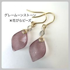 天然石【グレームーンストーン 】と花びらビーズのフックピアス