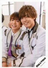 【中古】生写真(ジャニーズ) King ＆ Prince/永瀬廉・岸優太/上半身・衣装白・岸の頬に永瀬右手/「シンデレラガール」PV＆ジャケ写撮影オフショット