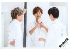 【中古】生写真(ジャニーズ) Kis-My-Ft2/集合(3人)/横型・膝上・衣装白・藤ケ谷両手曲げ・千賀右手腰・宮田後ろ向き/シングル「君、僕。」MV＆ジャケ写オフショット/公式生写真 