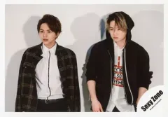 【中古】生写真(ジャニーズ) Sexy Zone/佐藤勝利・菊池風磨/横型・上半身・衣装黒・白・両手下・目線左・背景白/「Sexy Zone LIVE TOUR 2019 PAGES」グッズオフショット/公式生写真 