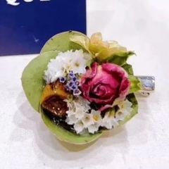 小さなバラとユーカリのドライフラワーのコサージュ　ブローチ　ヘアクリップ　母の日　入学式　結婚式