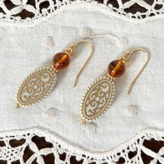 ドイツビーズと琥珀のピアス・イヤリングE334