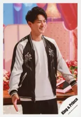 【中古】生写真(ジャニーズ) King ＆ Prince/平野紫耀/膝上・衣装黒.白・両手下・体右向き・笑顔/アルバム「L＆」MV＆ジャケ写オフショット/公式生写真