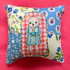 パッチde針山　お星様をつけたフレブルちゃん　針山　ピンクッション　パッチワーク　フレブル　フレンチブルドッグ　花柄　犬　動物