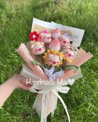 可愛いミニブタちゃんたち　　いちご🍓合わせ　編み物　ブーケ💐　ハンドメイド