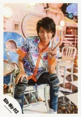 【中古】生写真(ジャニーズ) Kis-My-Ft2/横尾渉/全身・座り・衣装白・青・ピンク・オレンジ・左手ピース・口閉じ・椅子/「Sha la la☆Summer Time」PV＆ジャケ写撮影/公式生写真