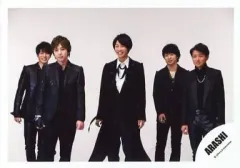 【中古】生写真(ジャニーズ) 嵐/集合(5人)/横型・膝上・衣装黒・目線左・背景白/公式生写真