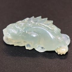 天然　本翡翠　彫刻ルース・ペンダントトップ・置物　約3.75g　貔貅・神獣　1点物　風水調整　金運Up　男女兼用