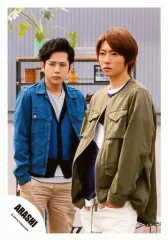 【中古】生写真(ジャニーズ) 嵐/相葉雅紀・二宮和也/膝上・衣装青カーキ白・両手ポケット・目線左/「青空の下、キミのとなり」PV＆ジャケ/公式生写真