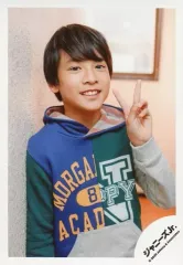 【中古】生写真(ジャニーズ) 関西ジャニーズJr./山中一輝/上半身・衣装緑・青・グレー・左手ピース・笑顔・右向き/「関ジュ 夢の関西アイランド 2020 in 京セラドーム大阪 ～遊びにおいでや!満足 100%～」グッズオフショット/公式生写真