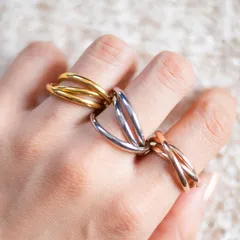 【指輪 3連リング 色:ピンクゴールド】[Adelina Style] 指輪 甲丸 3連リング 鏡面仕上げ サージカルステンレス 細身 レディース メンズ 金属アレルギー対応