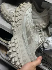 24時間以内配送】バレンシアガ ディフェンダー ベージュ42 24