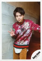 【中古】生写真(ジャニーズ) Sexy Zone/佐藤勝利/膝上・衣装赤・花柄・右手ピース・階段/「Sexy Zone LIVE TOUR 2019 PAGES」グッズオフショット/公式生写真 