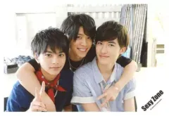 【中古】生写真(ジャニーズ) Sexy Zone/集合(3人)/横型・バストアップ・衣装青・黒・白・佐藤右手ピース・センター松島・左手ピース・背景白/16夏 「Summer Paradise 2016」グッズ撮影オフショット/公式生写真