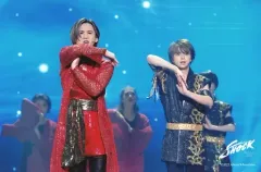 【中古】生写真(ジャニーズ) ジャニーズ/堂本光一・佐藤勝利/ライブフォト・横型・膝上・2Lサイズ/「Endless SHOCK -Eternal-」ステージフォト