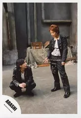 【中古】生写真(ジャニーズ) 嵐/二宮和也・大野智/全身・衣装黒・インナー白・二宮しゃがみ/公式生写真