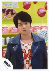 【中古】生写真(ジャニーズ) 嵐/櫻井翔/バストアップ・衣装紺.白・顔傾げ・カメラ目線・後ろにポップコーン/公式生写真