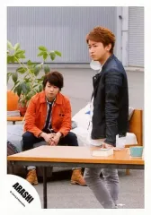 【中古】生写真(ジャニーズ) 嵐/大野智・櫻井翔/全身・櫻井座り・衣装オレンジ黒白・目線左/「青空の下、キミのとなり」PV＆ジャケ/公式生写真