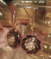 真鍮の睡蓮を綴じ込めたキラキラピンクのピアス