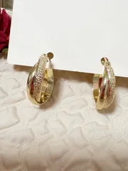 ゴールドカラー デザインフープピアス チタンポスト