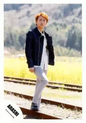 【中古】生写真(ジャニーズ) 嵐/大野智/全身・衣装黒白・右剤曲げ・線路/「青空の下、キミのとなり」PV＆ジャケ/公式生写真