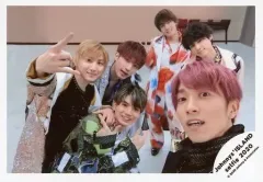 【中古】生写真(ジャニーズ) SixTONES/集合(6人)/横型・膝上・衣装白・黒・緑・オレンジ・京本右手上げ・高地腕交差/Johnnys’ ISLAND セルフィー 2020/公式生写真