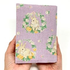 ハンドメイド＊リバーシブル 布ブックカバー 文庫本サイズ（うさぎ柄×北欧風テキスタイル柄／2way仕様）B042