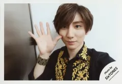 【中古】生写真(ジャニーズ) SixTONES/京本大我/横型・バストアップ・衣装黒・黄・右手パー・口閉じ/「ジャニーズJr.8・8祭り～東京ドームから始まる～」セルフィー/公式生写真