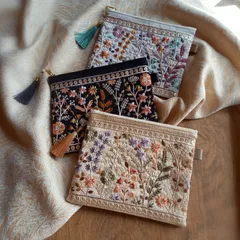 【再販】インド刺繍リボン　お花畑柄　フラットポーチ　コスメポーチ　ガジェットケース　16cm　花柄　マルチケース　小物入れ　電子タバコ入れ