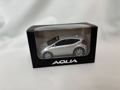 トヨタ　アクア　プルバックカー シルバー