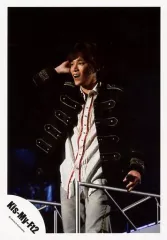 【中古】生写真(ジャニーズ) Kis-My-Ft2/千賀健永/ライブフォト・膝上・衣装黒.白・右手頭・左手マイク・目線右・背景黒/公式生写真