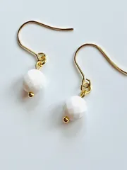 高品質ホワイトオニキスカット　オフホワイト　　お守り　　8ミリ  ホワイトオニキスピアス　ステンレスピアス　ステンレス316ピアス