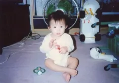 【中古】生写真(男性) ゴールデンボンバー/歌広場淳/横型・全身・座り・衣装白・左手おもちゃ・後ろに扇風機/2011.08.30 The 26th Anniversary/バースデーメモリアルフォトアルバム