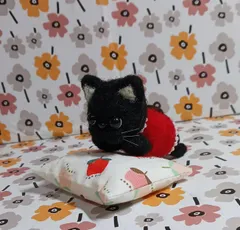 羊毛フェルトハンバーガーにかぶり付く黒猫さん。