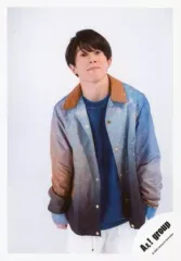 【中古】生写真(ジャニーズ) Aぇ! group/末澤誠也/膝上・衣装青.グレー.茶色・両手下・背景白/「Aぇ! group Zepp LIVE 2020 STARTING NOW 413」グッズオフショット/公式生写真