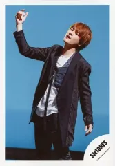 【中古】生写真(ジャニーズ) SixTONES/森本慎太郎/膝上・衣装白・黒・右手上げ・左向き・口開け・背景青/シングル「Imitation Rain / D.D.」MV＆ジャケ写オフショット/公式生写真