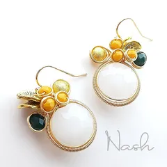 サバンナの月ピアス ーWhite Moonー