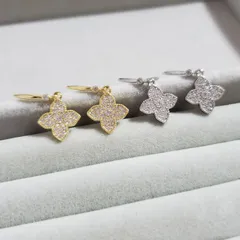 【煌めくダイヤ☆】クローバー ピアス フラワー 花 ゴールド  揺れる