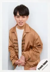 【中古】生写真(ジャニーズ) Travis Japan/宮近海斗/膝上・衣装茶色.白・両手組み・カメラ目線/「Travis Japan LIVE TOUR 2020 ENTER 1234567」グッズオフショット/公式生写真