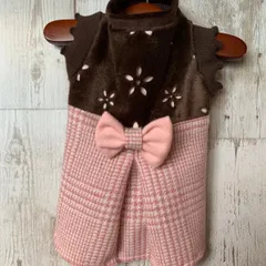 ハンドメイド犬服 焦げ茶色の短い毛足の生地(織柄有り)の背中切り替えのピンク千鳥柄Aラインワンピース