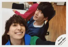【中古】生写真(ジャニーズ) Snow Man/佐久間大介・深澤辰哉/横型・バストアップ・衣装青・緑・黒・佐久間笑顔・深澤座り/「ジャニーズJr.8・8祭り～東京ドームから始まる～」セルフィー/公式生写真