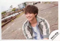 【中古】生写真(ジャニーズ) なにわ男子/大橋和也/横型・上半身・衣装グレー・ベージュ・紫・両手下・顔左向き・笑顔/「少年たち 青春の光に・・・」グッズオフショット/公式生写真