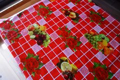 【ベトナム製ビニールテーブルクロス.薔薇フルーツ】ベトナム料理/エスニック料理/アジア雑貨/ベトナム雑貨/レトロ/夜市