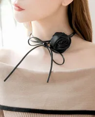 JULIABOUTIQUE セクシー フェミニン シンプル 綺麗めコーデ きれいめコーデ 綺麗めファッション きれいめファッション 大人コーデ モテコーデ コーチョーカー 薔薇 カメリア コサージュフラワーチョーカー 薔薇チョーカー JULIABOUTIQUE