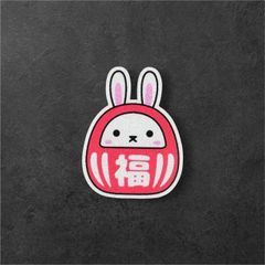 だるまウサギ・レッド招福兎 反射ステッカー（防水）