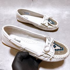 Minnetonka ビーズ装飾モカシン ホワイト23cmネイティブ - メルカリ