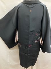«花ラブリ»HOR955BK　紋付羽織　五三の桐紋　縫い紋　黒羽織　リユース　リサイクル　黒　ブラック　刺繡　ししゅう　花　スワトウ　汕頭　和装　和柄　和風　和服　リメイク向き