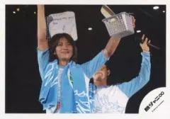 【中古】生写真(ジャニーズ) 関ジャニ∞/大倉忠義/横型・上半身・衣装水色・両手上げ・左手カゴ・サイン色紙・後ろにメンバー/公式生写真