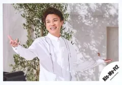 【中古】生写真(ジャニーズ) Kis-My-Ft2/二階堂高嗣/横型・上半身・衣装白・両手広げ・体右向き・目線左・笑顔/シングル「君、僕。」MV＆ジャケ写オフショット/公式生写真 