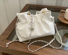 ショルダーバッグ レディース 斜め掛け 肩掛け チェーン付き ハンドバッグ 小さめ おしゃれ デート 通勤 通学 韓国風 カジュアル 白 黒